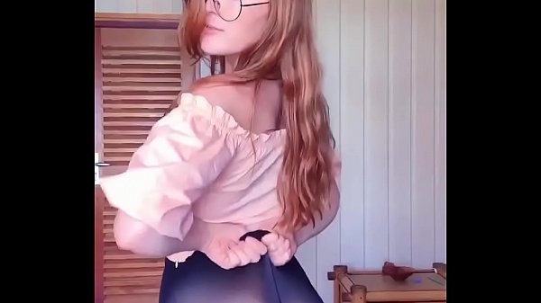 Ruiva tirando a legging transparente