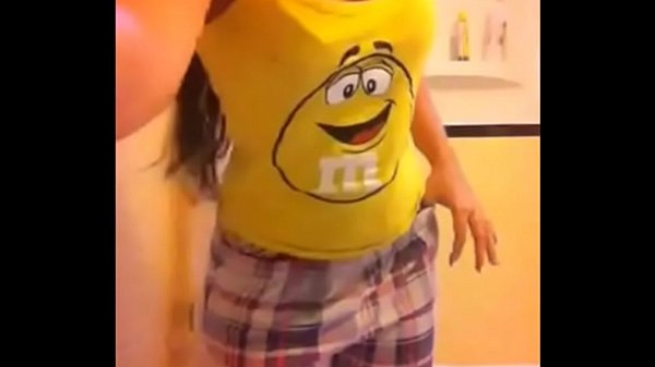 Novinha delicia tirando a roupa