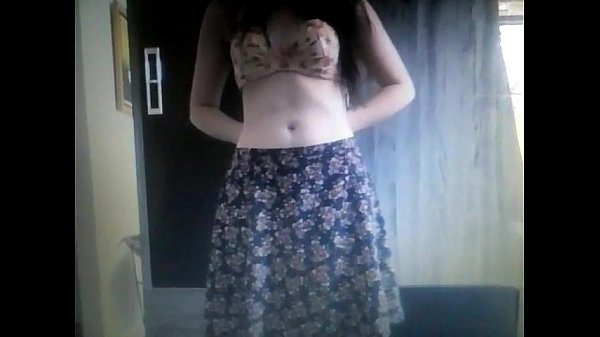 Novinha Fazendo Strip pro namorado na cam