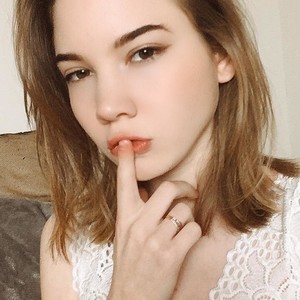 Alice_Hottie naked before webcam in live video chat