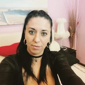 Aliceblack24 naked before webcam in live video chat