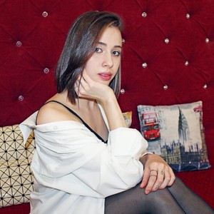 AlisonMells naked before webcam in live video chat