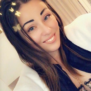 AngieBaby_77 naked before webcam in live video chat