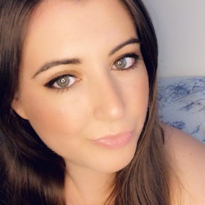 BustyUKKirsty naked before webcam in live video chat