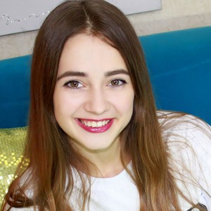 DayanaCox naked before webcam in live video chat