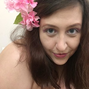 DeannaFaye naked before webcam in live video chat
