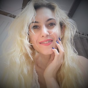 Diana_Devil naked before webcam in live video chat