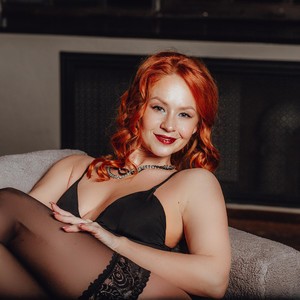 DreamVikky naked before webcam in live video chat
