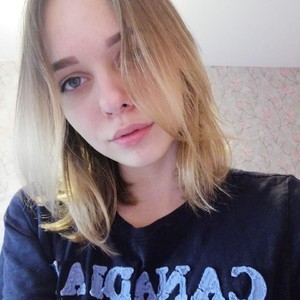 ElaineAudley naked before webcam in live video chat