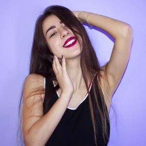 EllaLeavitt naked before webcam in live video chat