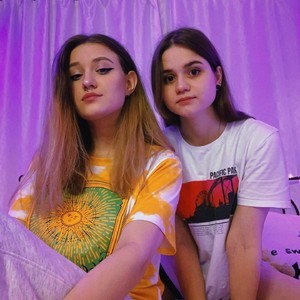 EllisEkans naked before webcam in live video chat
