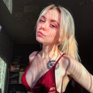 EmillyClark naked before webcam in live video chat