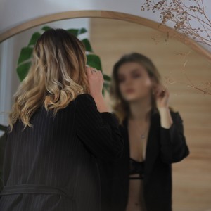 EmilyFar naked before webcam in live video chat