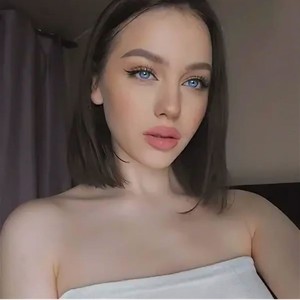 EmilyHill naked before webcam in live video chat