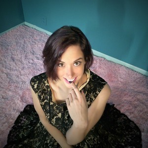 emmaBcummin naked before webcam in live video chat