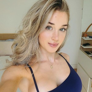 Fashion_girl_ naked before webcam in live video chat