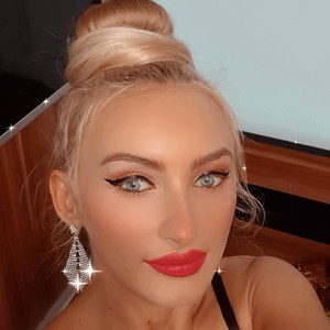 Jessicablondy naked before webcam in live video chat