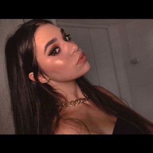 Juli_e naked before webcam in live video chat