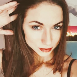 LadyEn naked before webcam in live video chat