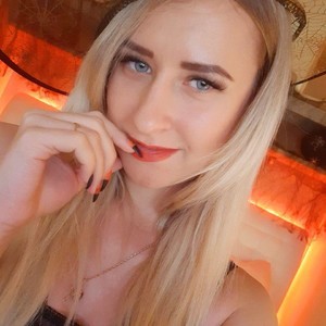 Lanna_Lay naked before webcam in live video chat