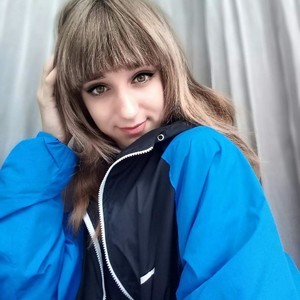 Leev_queenn naked before webcam in live video chat