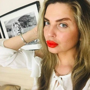 LisaDollJ naked before webcam in live video chat