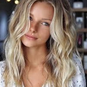 Liza_s naked before webcam in live video chat