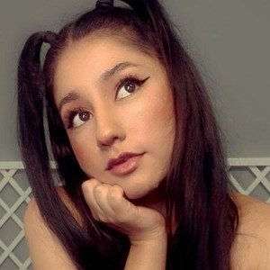 LizzyAngell naked before webcam in live video chat