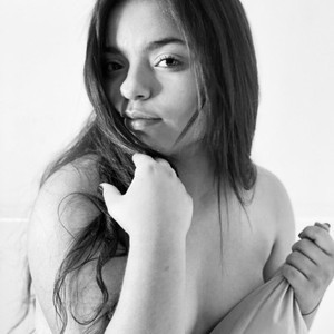 Lola_tom naked before webcam in live video chat