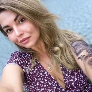 Lovers_Ann naked before webcam in live video chat