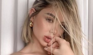 Manuu_ naked before webcam in live video chat