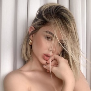 Manuu_ naked before webcam in live video chat