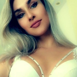 Melissa_juicy naked before webcam in live video chat