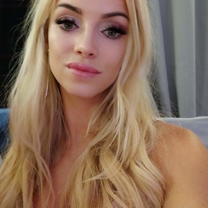 Nadyasoft naked before webcam in live video chat