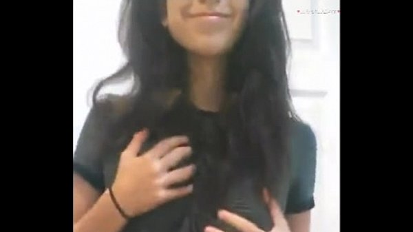 Novinha mostrando os peitos