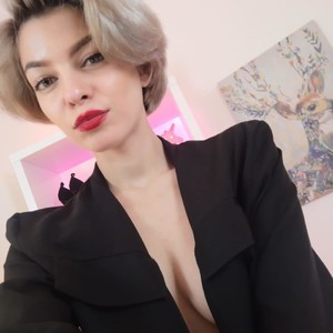 RauvenMystiqe naked before webcam in live video chat