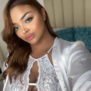 TaraThomson naked before webcam in live video chat