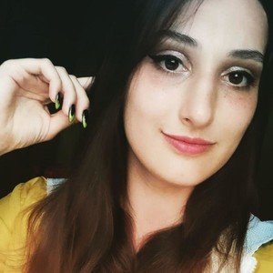 TasteDiva naked before webcam in live video chat