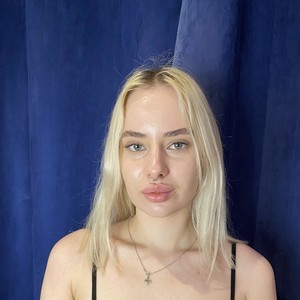 AikoDereni naked before webcam in live video chat