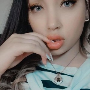 Alicee777 naked before webcam in live video chat