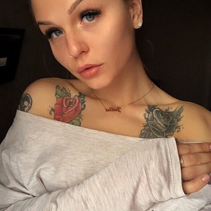 AmberBeautyy naked before webcam in live video chat