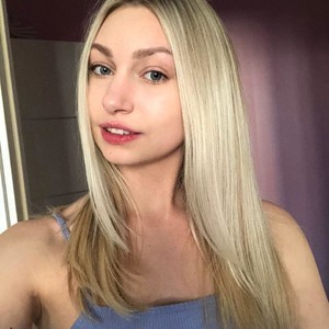 AnnyPurr naked before webcam in live video chat
