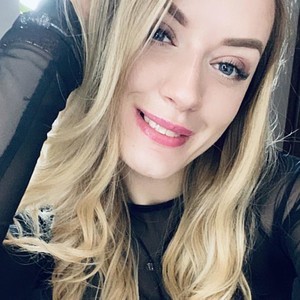 bellamiirella naked before webcam in live video chat