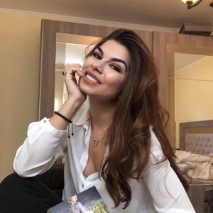 Charlotehot4u naked before webcam in live video chat