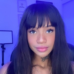 Chloecaine_ naked before webcam in live video chat