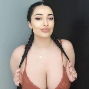 CurvyT33n naked before webcam in live video chat