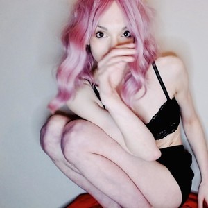 ElleMayWhite naked before webcam in live video chat