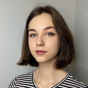 ElsieFoster naked before webcam in live video chat