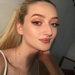 EsterKisss naked before webcam in live video chat