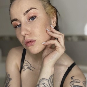 Eva_Pink naked before webcam in live video chat